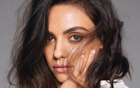 Красивая актриса Мила Кунис лицо крупным планом