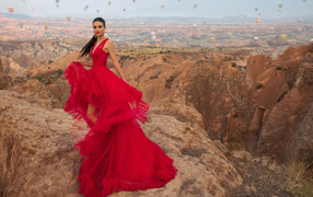 Красивая актриса Виктория Джастис в красном платье в горах