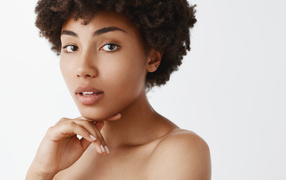 Красивая темнокожая девушка на белом фоне 