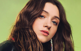 Красивая девушка  Наталия Дайер лицо крупным планом