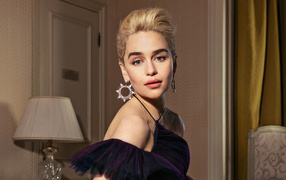 Красивая девушка, актриса Эмилия Кларк в комнате