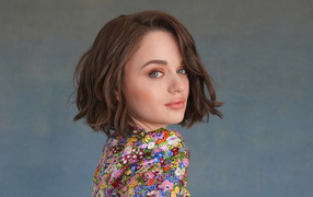 Красивая девушка, актриса Джои Кинг на сером фоне