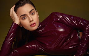 Красивая девушка, актриса Лили Коллинз в кожаном костюме 