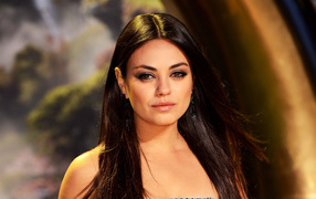 Красивая длинноволосая брюнетка, актриса Мила Кунис