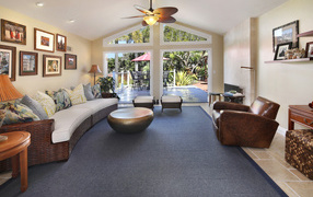 Красивая комната с кожаной мебелью с выходом на террасу 