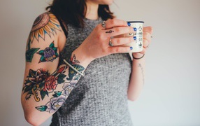 Красивая татуировка на руке у девушки 
