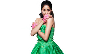 Актриса болливуда Джанви Капур в зеленом платье