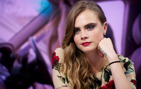 Яркая актриса Кара Делевинь в платье с татуировкой на руке