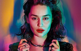 Яркая актриса Эмилия Кларк в черной куртке 