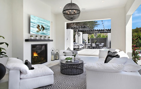 Светлая гостиная с диваном и выходом на веранду 