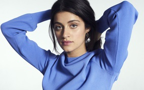 Британская актриса Аня Чалотра в голубом свитере