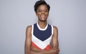 Британская актриса Летиша Райт на сером фоне