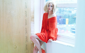 Британская актриса Натали Дормер в красном платье на окне