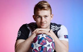Defender of the Italian club Juventus Matthews de Ligt with the ball