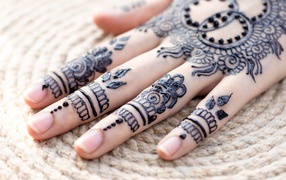 Рисунок мехенди на руке у девушки