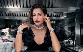 Английская актриса Наоми Скотт в черном платье в кафе