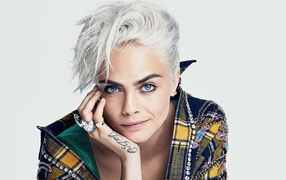 Модная Кара Делевинь с короткой стрижкой