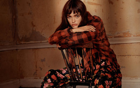 Французская актриса Эмма Макки сидит на стуле