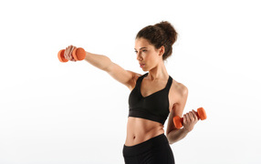 Девушка в черном костюме качает руки гантелями