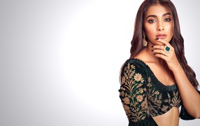 Индийская актриса Пуджа Хегде в красивом сари