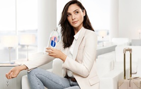 Израильская актриса Галь Гадот с бутылкой воды в руке