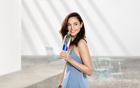 Израильская актриса и модель Галь Гадот с бутылкой воды в руке