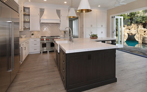 Кухня с большим холодильником с выходом в сад 