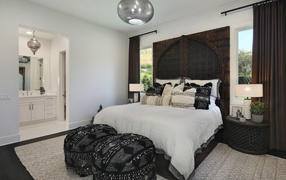 Большая спальная комната с кроватью и ванной комнатой 