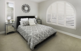 Большая спальня с кроватью и окном 