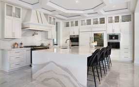 Большая спальня с черными кожаными стульями 