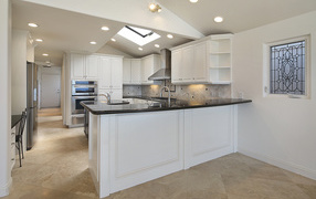 Большая светлая кухня в квартире 