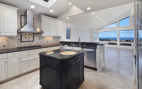 Большая светлая кухня с большим окнами