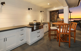 Большая кухня с деревянным столом и видом на море