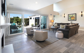 Большая гостиная комната с выходом в сад 