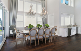 Большой стол в гостиной с красивыми люстрами