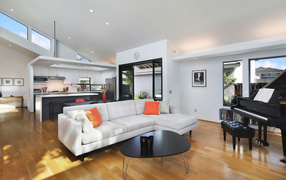 Большой белый диван в гостиной комнате с роялем