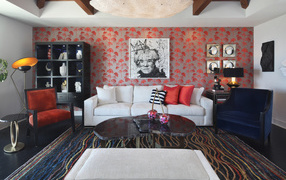 Большой белый диван в комнате с картиной на стене