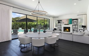 Большой белый стол в комнате с диваном и камином 