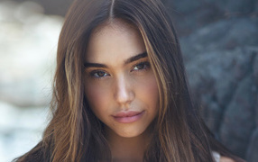 Длинноволосая актриса Алексис Рэн крупным планом