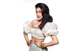 Милая девушка, актриса болливуда Джанви Капур на белом фоне