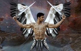 Мужчина боевой ангел с татуировками на теле 