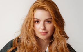 Рыжеволосая девушка, актриса Ариэль Уинтер лицо крупным планом