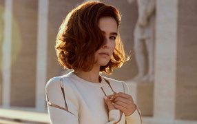 Рыжеволосая девушка, актриса Зои Дойч