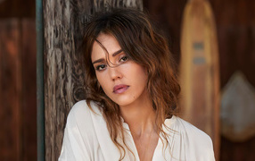Грустная актриса Джессика Альба в белой рубашке 