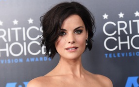 Актриса Джейми Александр с короткой стрижкой