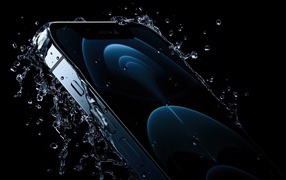 Смартфон Phone 12 Pro Max в брызгах воды