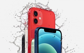 Смартфоны  iPhone 12 Mini в брызгах воды на белом фоне