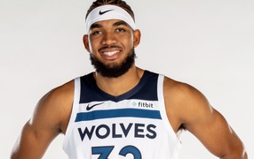 Улыбающийся мужчина, американский баскетболист Карл-Энтони Таунс