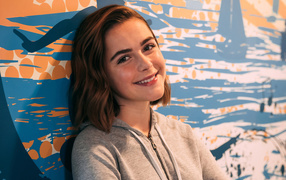 Улыбающаяся актриса Кирнан Шипка