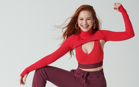 Улыбающаяся актриса Мэделин Петш в красном наряде